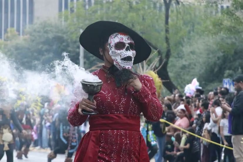 DESFILE DE LAS CALAVERAS ILUMINA MONTERREY CON TRADICIÓN Y COLOR BAJO LA LLUVIA