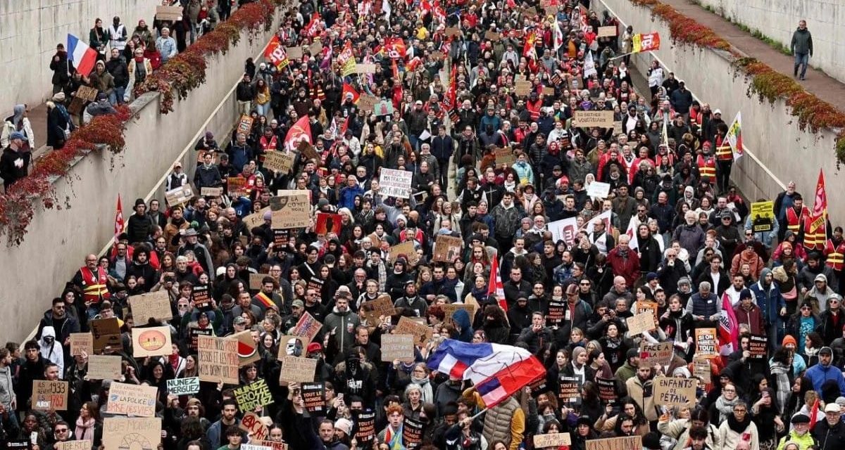 FRANCIA SE MOVILIZA CONTRA MACRON EN PROTESTAS MASIVAS, DETIENEN A MÁS DE MIL
