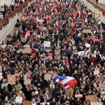 FRANCIA SE MOVILIZA CONTRA MACRON EN PROTESTAS MASIVAS, DETIENEN A MÁS DE MIL