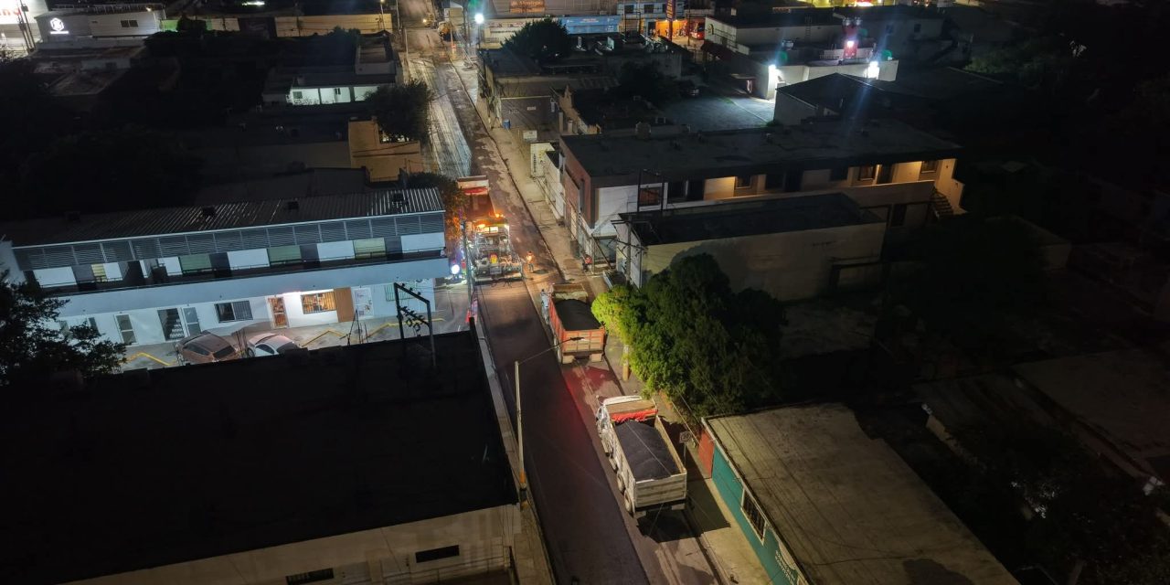 CARLOS RODRÍGUEZ “EL CUATE” MEJORA VIALIDADES CON RECARPETEO NOCTURNO