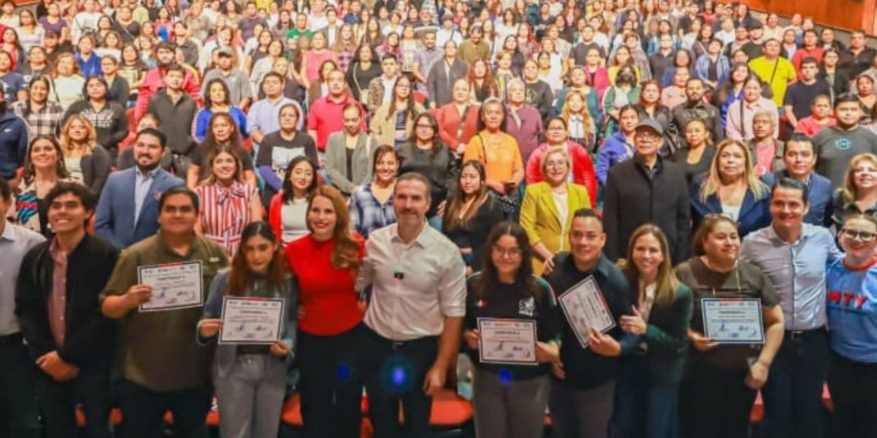ADRIÁN DE LA GARZA Y GABY OYERVIDES BENEFICIAN A 3 MIL 500 PERSONAS CON CURSOS DE MANEJO GRATUITOS