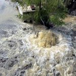 FUGA DE AGUAS NEGRAS CONTAMINA EL ARROYO SECO Y EL RÍO LA SILLA EN MONTERREY