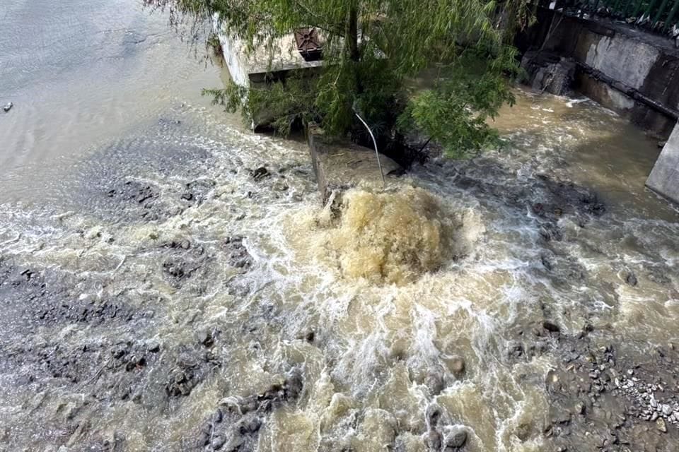 FUGA DE AGUAS NEGRAS CONTAMINA EL ARROYO SECO Y EL RÍO LA SILLA EN MONTERREY