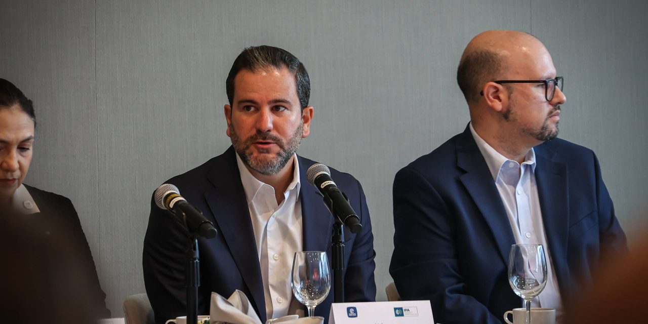RAÚL LOZANO PRESENTA DISTINTIVO PARA IMPULSAR EMPRESAS MÁS SUSTENTABLES EN NUEVO LEÓN