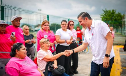 GERARDO DE LA MAZA ARRANCA CAMIÓN ROSA EN EL CARMEN PARA LLEVAR MENSAJE DE PREVENCIÓN A LAS MUJERES