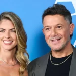 ALEJANDRO SANZ Y STEPHANIE CAYO DEBUTAN COMO PAREJA EN UNA ALFOMBRA ROJA