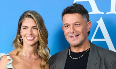 ALEJANDRO SANZ Y STEPHANIE CAYO DEBUTAN COMO PAREJA EN UNA ALFOMBRA ROJA