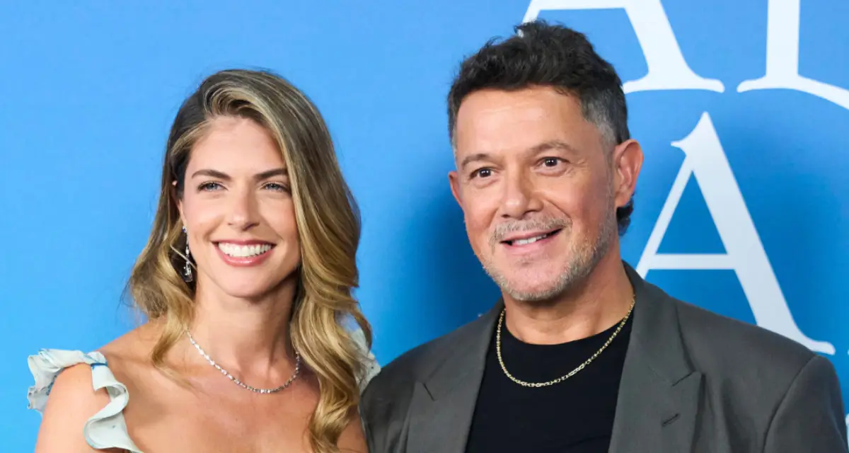 ALEJANDRO SANZ Y STEPHANIE CAYO DEBUTAN COMO PAREJA EN UNA ALFOMBRA ROJA