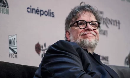 GUILLERMO DEL TORO ROMPE EN LLANTO EN MORELIA: “LE FALLAMOS A ESTA GENERACIÓN”