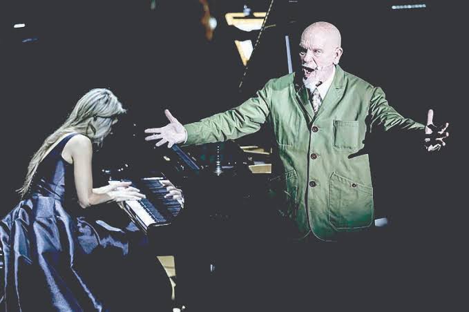 JOHN MALKOVICH LLEVA LA PARANOIA DE SÁBATO A LA UNAM