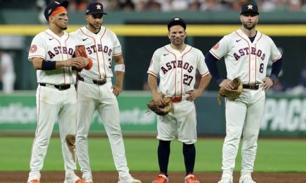 ASTROS RECIBEN ABUCHEOS Y JUEGAN ANTE UNA BAJA ENTRADA EN EL INICIO DE LOS PLAYOFFS