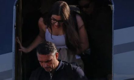 FLÁVIO BOLSONARO LLEGA A MIAMI TRAS SALIR DE BRASIL PESE A UNA ORDEN JUDICIAL