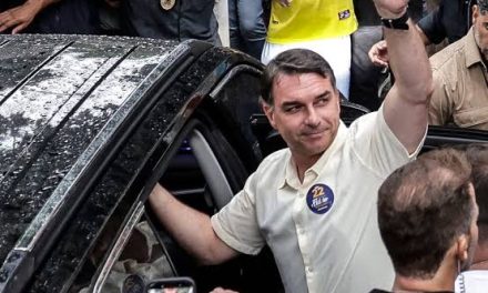 FLÁVIO BOLSONARO SE DECLARA PRESIDENTE ELECTO DE BRASIL DESDE ESTADOS UNIDOS Y DESPUÉS RECTIFICA