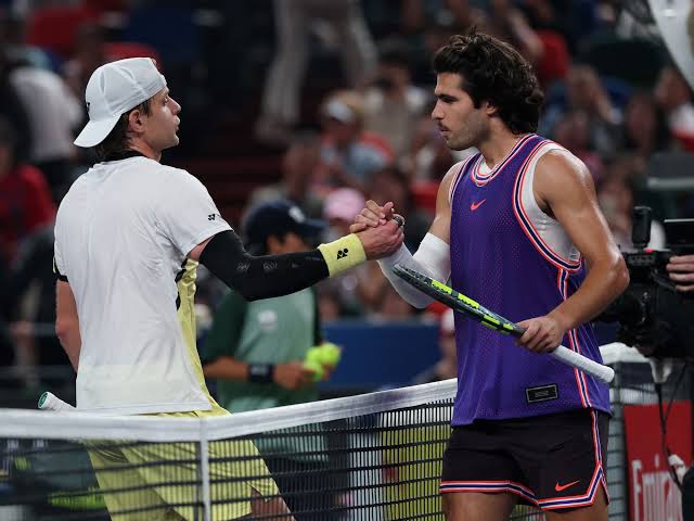 SORPRESA EN SHANGHÁI: ZIZOU BERGS ELIMINA A ALCARAZ Y ZVEREV ASEGURA EL NÚMERO UNO MUNDIAL