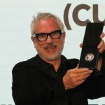 ALFONSO CUARÓN RECIBE LA MEDALLA DE LA FILMOTECA DE LA UNAM Y CELEBRA CON UN GOYA