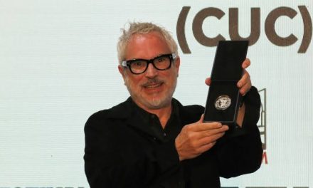 ALFONSO CUARÓN RECIBE LA MEDALLA DE LA FILMOTECA DE LA UNAM Y CELEBRA CON UN GOYA