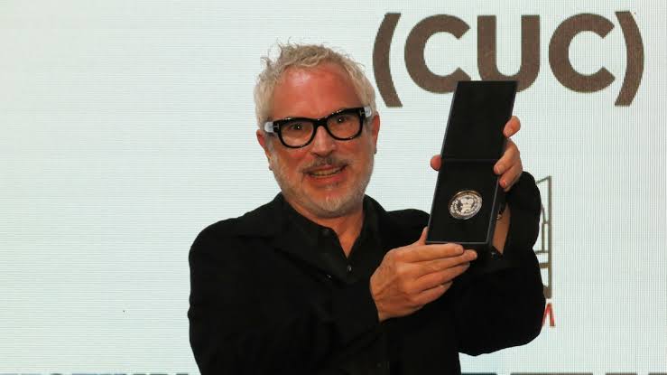ALFONSO CUARÓN RECIBE LA MEDALLA DE LA FILMOTECA DE LA UNAM Y CELEBRA CON UN GOYA