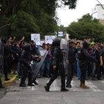 DENUNCIAN GOLPES, AMENAZAS Y HUMILLACIONES CONTRA MANIFESTANTES EN CASA JALISCO