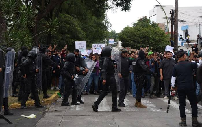 DENUNCIAN GOLPES, AMENAZAS Y HUMILLACIONES CONTRA MANIFESTANTES EN CASA JALISCO