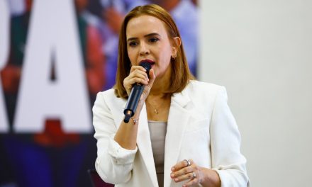 CLARA LUZ FLORES RECUERDA SUS CAÍDAS Y EL RESPALDO QUE LA LLEVÓ DE NUEVO AL FRENTE DE MORENA NL